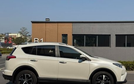 Toyota RAV4, 2017 год, 2 135 000 рублей, 3 фотография