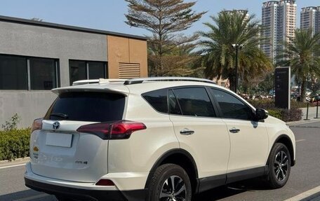 Toyota RAV4, 2017 год, 2 135 000 рублей, 2 фотография