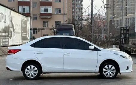 Toyota Yaris XP150 рестайлинг, 2021 год, 1 075 007 рублей, 2 фотография