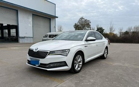 Skoda Superb III рестайлинг, 2022 год, 1 790 000 рублей, 2 фотография