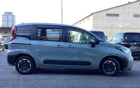 Toyota Sienta, 2022 год, 1 075 000 рублей, 5 фотография