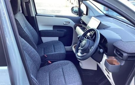 Toyota Sienta, 2022 год, 1 075 000 рублей, 7 фотография