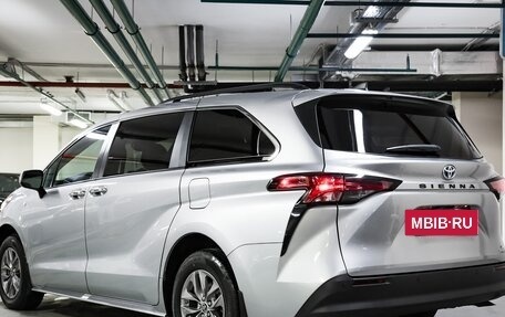 Toyota Sienna, 2021 год, 5 900 000 рублей, 2 фотография