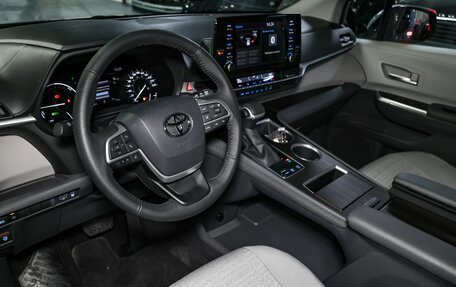 Toyota Sienna, 2021 год, 5 900 000 рублей, 20 фотография