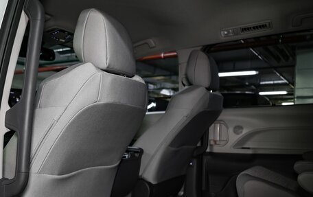 Toyota Sienna, 2021 год, 5 900 000 рублей, 22 фотография
