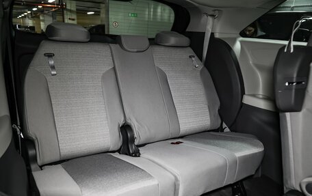 Toyota Sienna, 2021 год, 5 900 000 рублей, 25 фотография