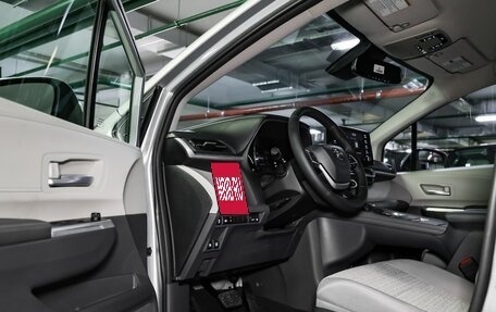 Toyota Sienna, 2021 год, 5 900 000 рублей, 16 фотография