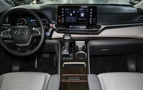 Toyota Sienna, 2021 год, 5 900 000 рублей, 29 фотография