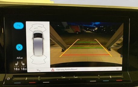 Volkswagen Multivan, 2022 год, 4 000 000 рублей, 15 фотография