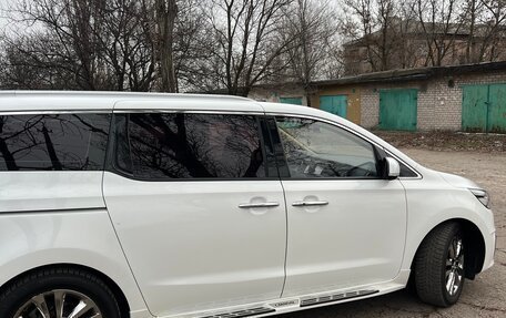 KIA Carnival III, 2017 год, 2 800 000 рублей, 2 фотография