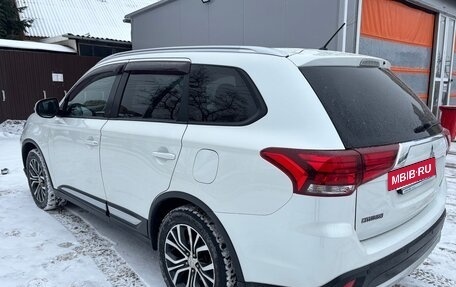 Mitsubishi Outlander III рестайлинг 3, 2015 год, 1 670 000 рублей, 8 фотография