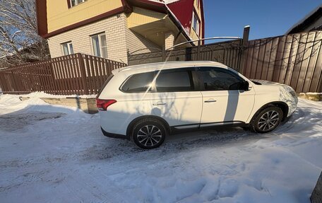 Mitsubishi Outlander III рестайлинг 3, 2016 год, 1 950 000 рублей, 2 фотография