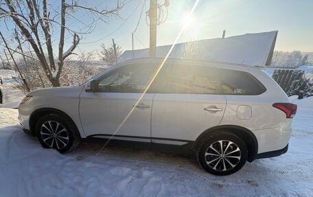 Mitsubishi Outlander III рестайлинг 3, 2016 год, 1 950 000 рублей, 3 фотография