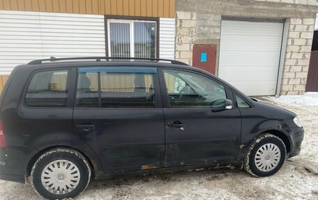 Volkswagen Touran III, 2008 год, 550 000 рублей, 2 фотография