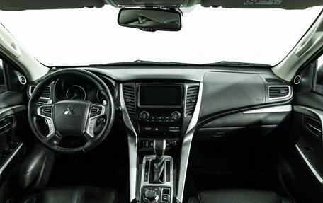 Mitsubishi Pajero Sport III рестайлинг, 2017 год, 2 149 777 рублей, 13 фотография