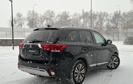 Mitsubishi Outlander III рестайлинг 3, 2021 год, 2 300 000 рублей, 2 фотография