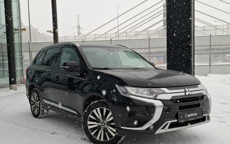 Mitsubishi Outlander III рестайлинг 3, 2021 год, 2 300 000 рублей, 9 фотография