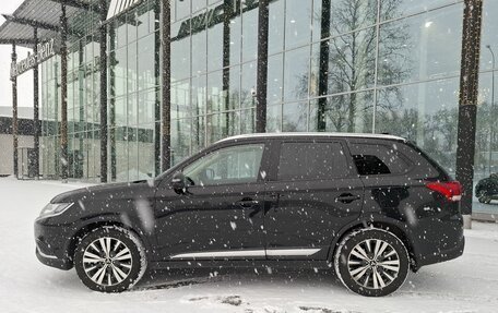 Mitsubishi Outlander III рестайлинг 3, 2021 год, 2 300 000 рублей, 4 фотография