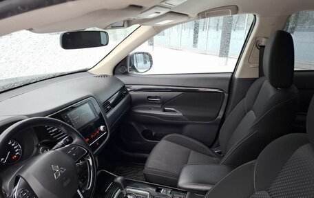 Mitsubishi Outlander III рестайлинг 3, 2021 год, 2 300 000 рублей, 13 фотография