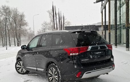 Mitsubishi Outlander III рестайлинг 3, 2021 год, 2 300 000 рублей, 8 фотография