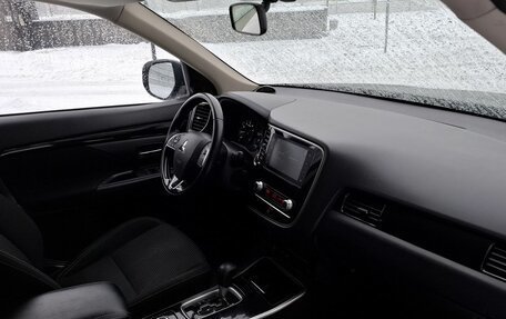 Mitsubishi Outlander III рестайлинг 3, 2021 год, 2 300 000 рублей, 17 фотография