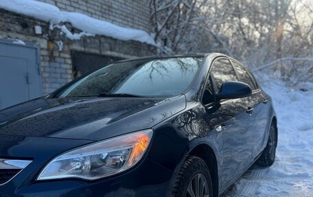 Opel Astra J, 2011 год, 750 000 рублей, 2 фотография