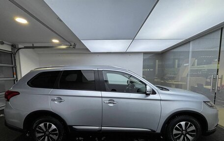 Mitsubishi Outlander III рестайлинг 3, 2018 год, 2 519 000 рублей, 3 фотография