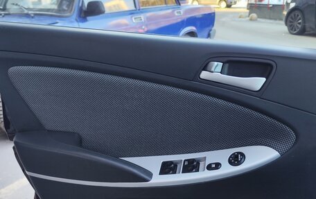 Hyundai Solaris II рестайлинг, 2012 год, 1 100 000 рублей, 18 фотография