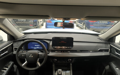 Mitsubishi Outlander, 2023 год, 4 100 000 рублей, 17 фотография