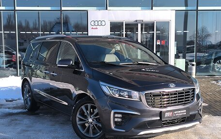 KIA Carnival III, 2018 год, 2 410 000 рублей, 3 фотография