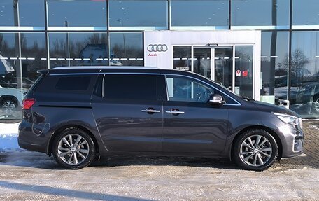 KIA Carnival III, 2018 год, 2 410 000 рублей, 4 фотография