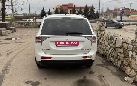 Mitsubishi Outlander III рестайлинг 3, 2014 год, 1 490 000 рублей, 3 фотография