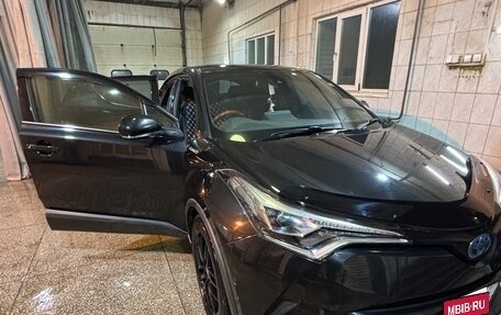 Toyota C-HR I рестайлинг, 2018 год, 21 000 000 рублей, 1 фотография