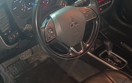 Mitsubishi Outlander III рестайлинг 3, 2022 год, 2 650 000 рублей, 9 фотография