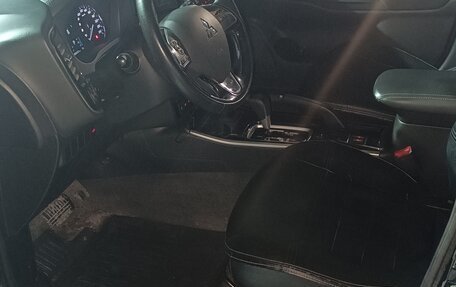 Mitsubishi Outlander III рестайлинг 3, 2022 год, 2 650 000 рублей, 8 фотография