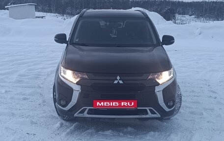 Mitsubishi Outlander III рестайлинг 3, 2022 год, 2 650 000 рублей, 3 фотография