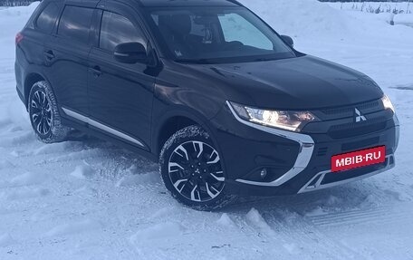 Mitsubishi Outlander III рестайлинг 3, 2022 год, 2 650 000 рублей, 2 фотография