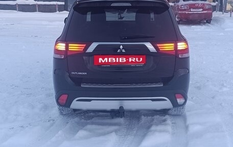 Mitsubishi Outlander III рестайлинг 3, 2022 год, 2 650 000 рублей, 6 фотография