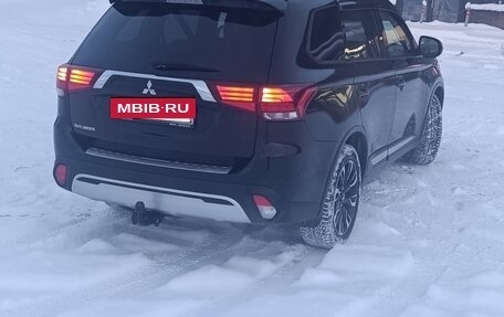 Mitsubishi Outlander III рестайлинг 3, 2022 год, 2 650 000 рублей, 4 фотография