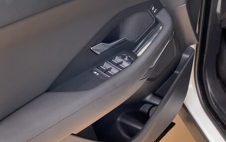 Jaguar E-Pace, 2018 год, 3 150 000 рублей, 10 фотография