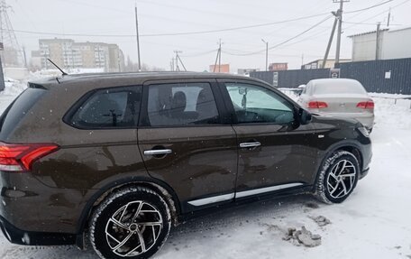 Mitsubishi Outlander III рестайлинг 3, 2015 год, 1 670 000 рублей, 4 фотография