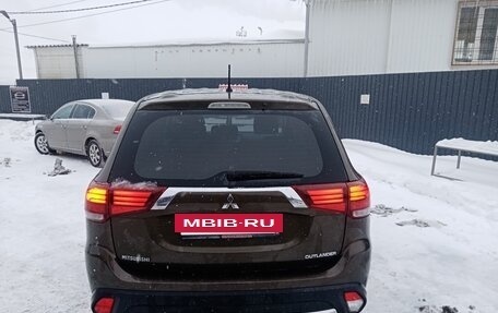 Mitsubishi Outlander III рестайлинг 3, 2015 год, 1 670 000 рублей, 2 фотография