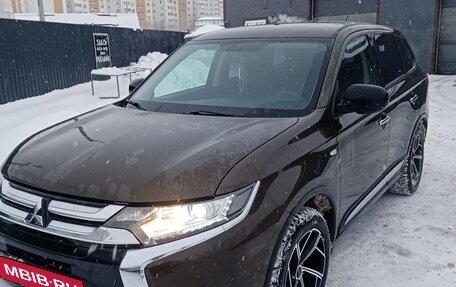 Mitsubishi Outlander III рестайлинг 3, 2015 год, 1 670 000 рублей, 6 фотография