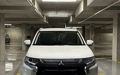 Mitsubishi Outlander III рестайлинг 3, 2021 год, 2 588 888 рублей, 1 фотография