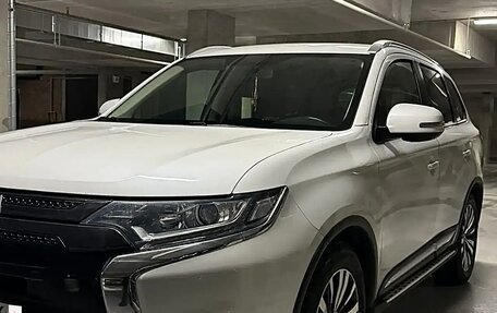 Mitsubishi Outlander III рестайлинг 3, 2021 год, 2 588 888 рублей, 3 фотография