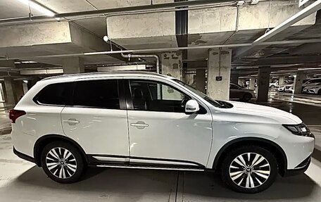 Mitsubishi Outlander III рестайлинг 3, 2021 год, 2 588 888 рублей, 7 фотография