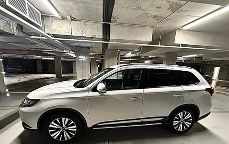 Mitsubishi Outlander III рестайлинг 3, 2021 год, 2 588 888 рублей, 8 фотография