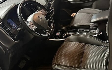 Mitsubishi Outlander III рестайлинг 3, 2021 год, 2 588 888 рублей, 14 фотография