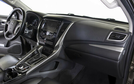 Mitsubishi Pajero Sport III рестайлинг, 2017 год, 2 748 000 рублей, 9 фотография