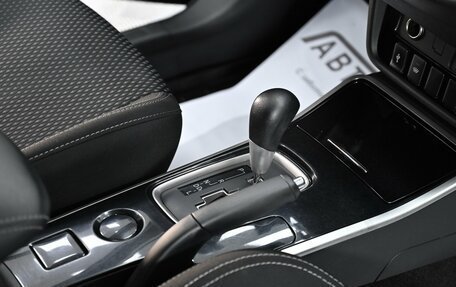 Mitsubishi Outlander III рестайлинг 3, 2019 год, 1 675 000 рублей, 10 фотография